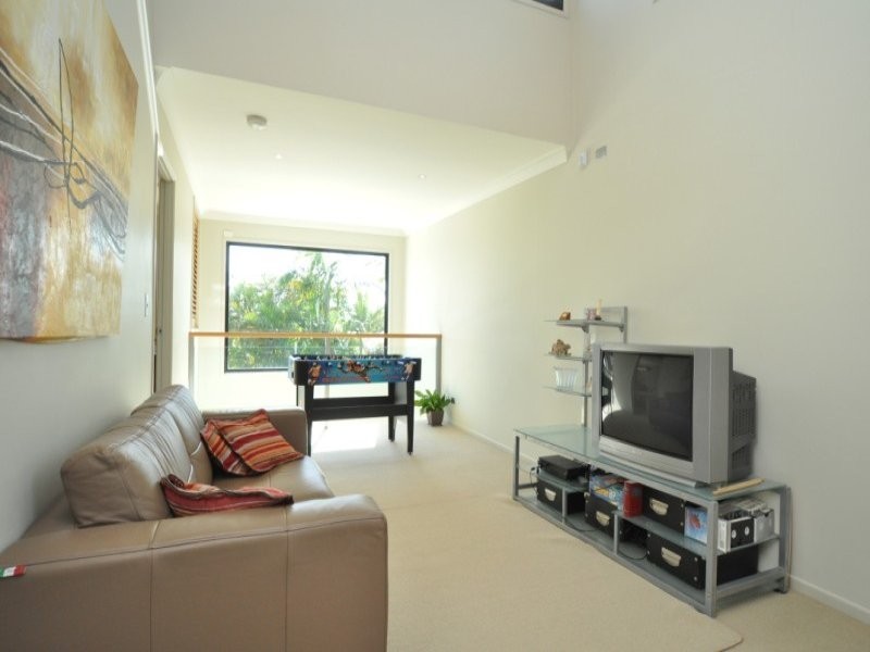 2/15 Jennifer Avenue, Runaway Bay QLD 4216