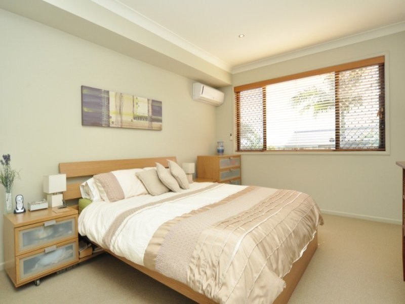 2/15 Jennifer Avenue, Runaway Bay QLD 4216