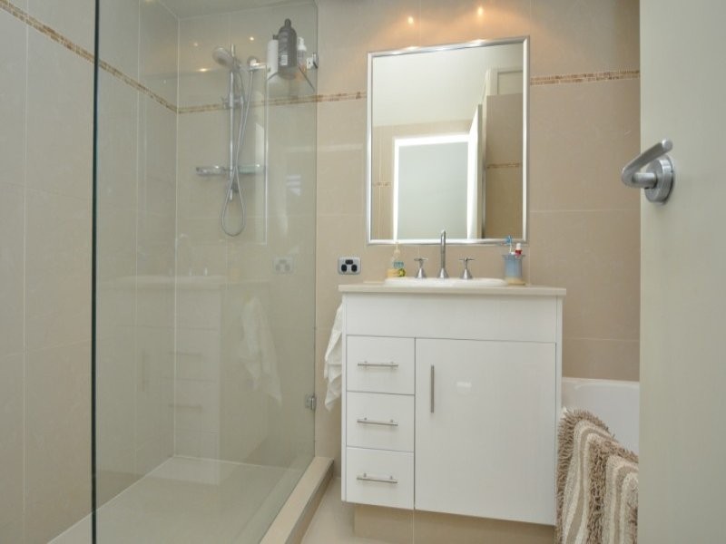 2/15 Jennifer Avenue, Runaway Bay QLD 4216