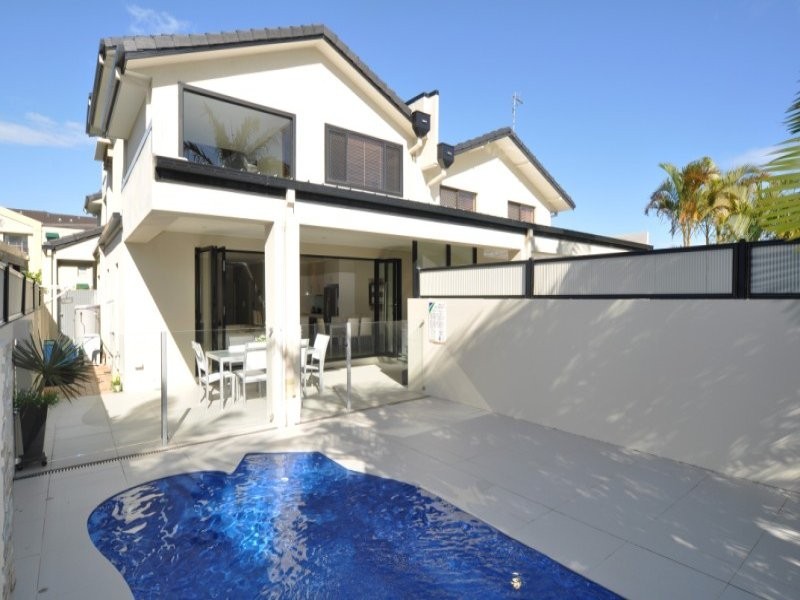 2/15 Jennifer Avenue, Runaway Bay QLD 4216