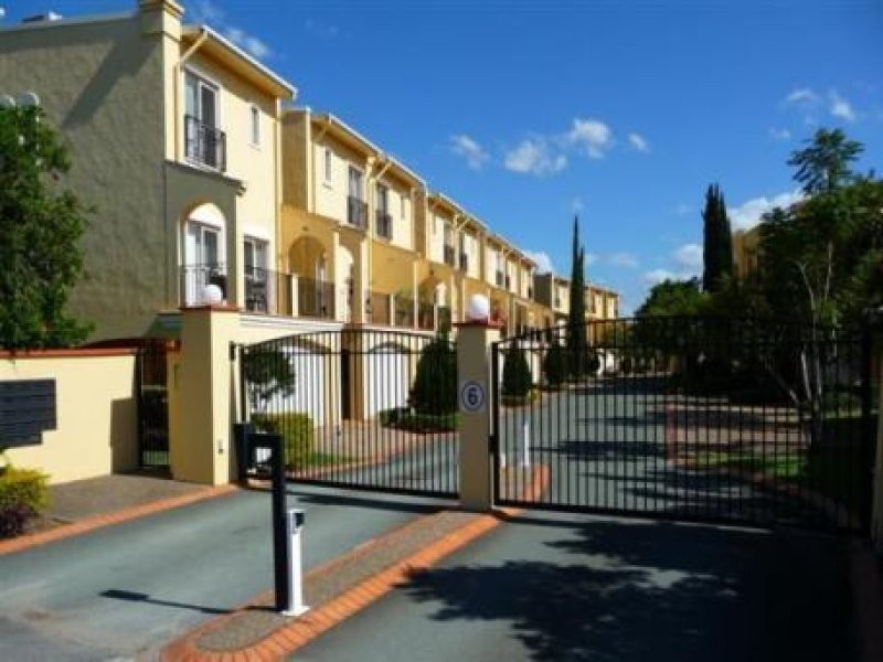 2/14 Pendraat Parade, Hope Island QLD 4212