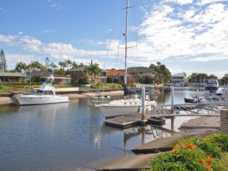 10 Bulolo Avenue, Runaway Bay QLD 4216