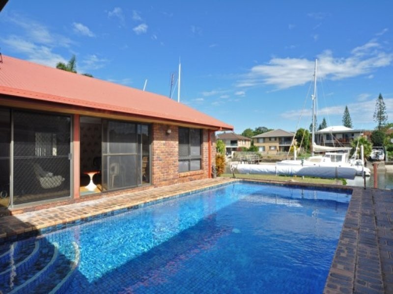 10 Bulolo Avenue, Runaway Bay QLD 4216