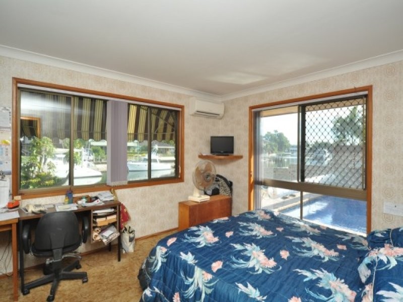 10 Bulolo Avenue, Runaway Bay QLD 4216