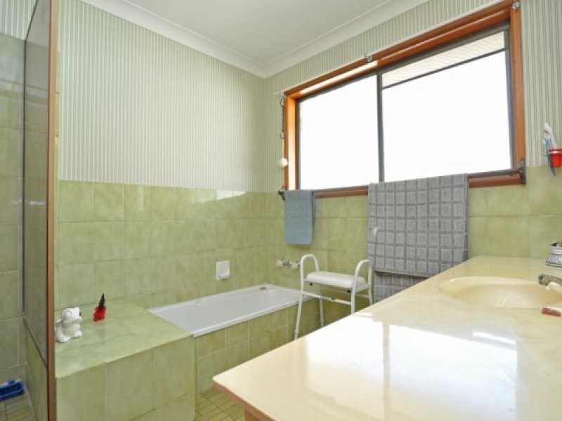 10 Bulolo Avenue, Runaway Bay QLD 4216