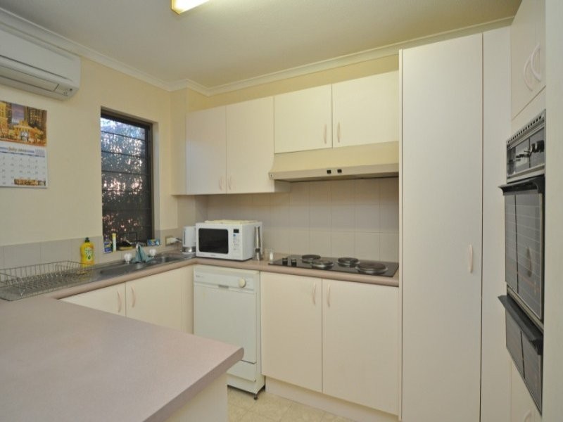 1/106 Bayview Street, Runaway Bay QLD 4216