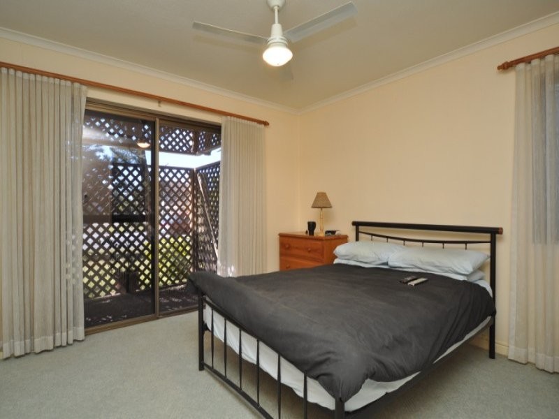 1/106 Bayview Street, Runaway Bay QLD 4216