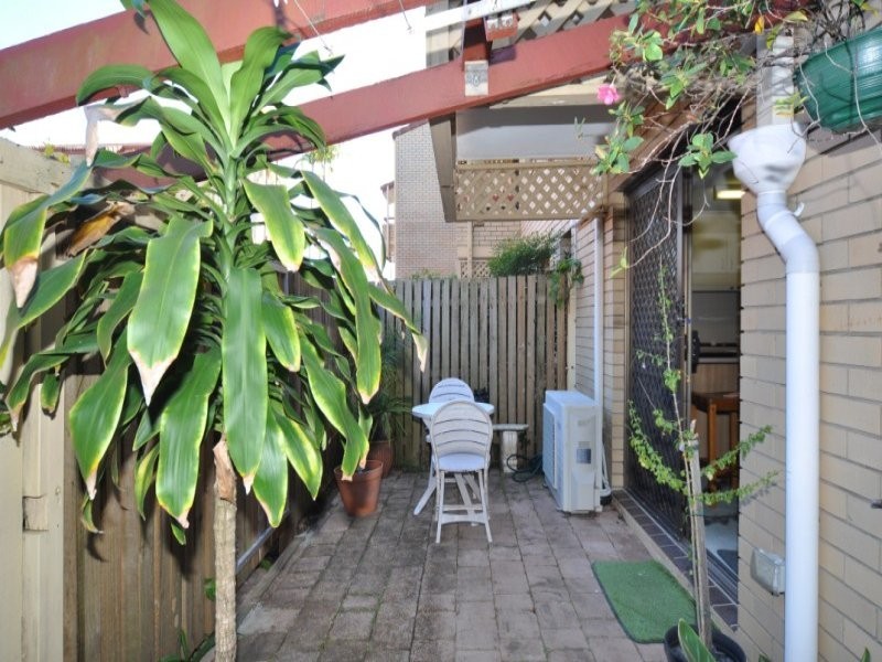1/106 Bayview Street, Runaway Bay QLD 4216