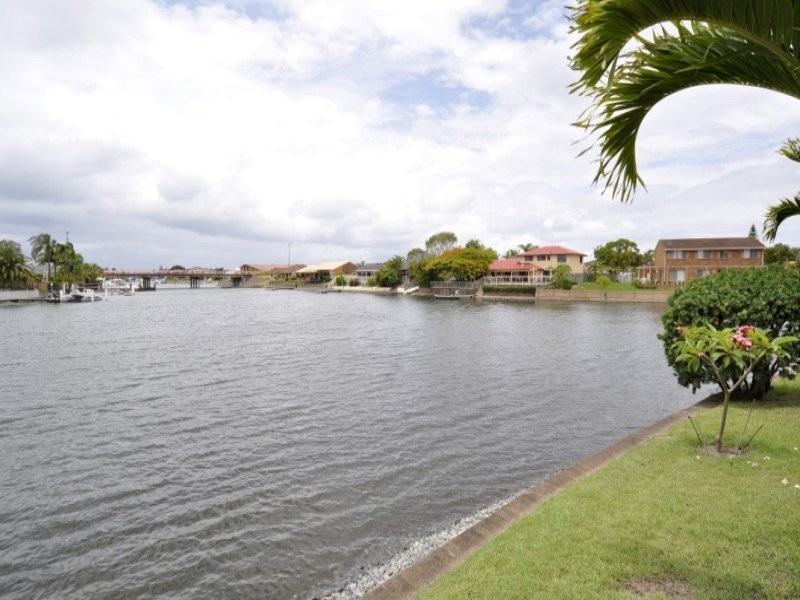 19 Erave Avenue, Runaway Bay QLD 4216