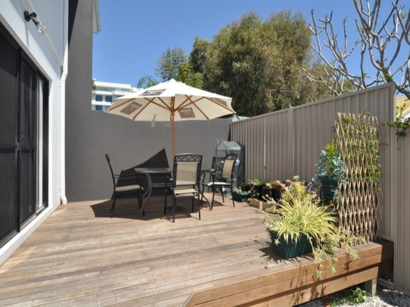 2/40 Bayview Street, Runaway Bay QLD 4216