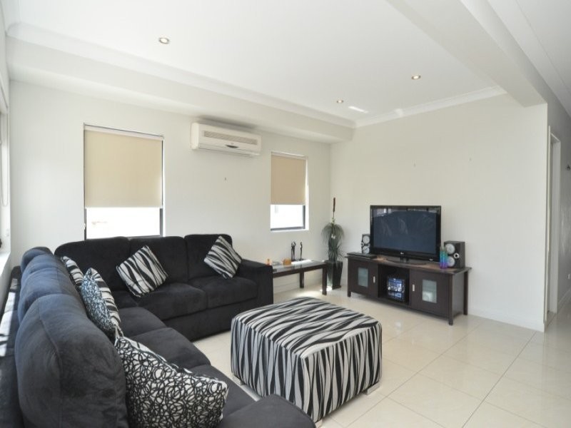 2/40 Bayview Street, Runaway Bay QLD 4216