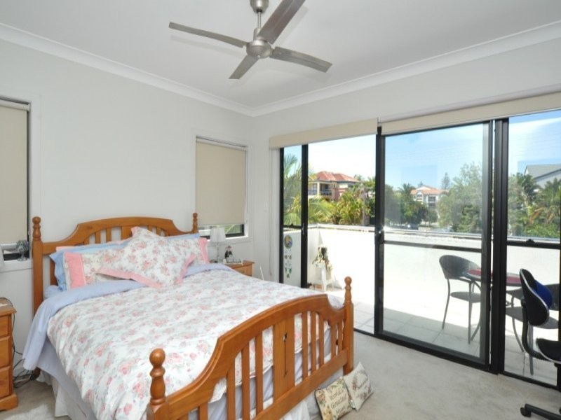2/40 Bayview Street, Runaway Bay QLD 4216