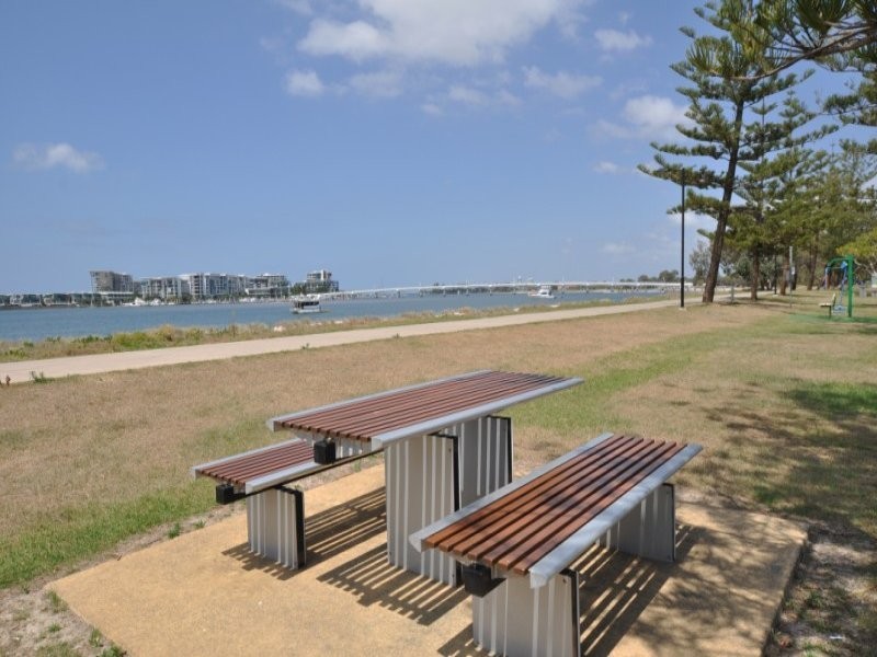 1 Mallard Avenue, Paradise Point QLD 4216