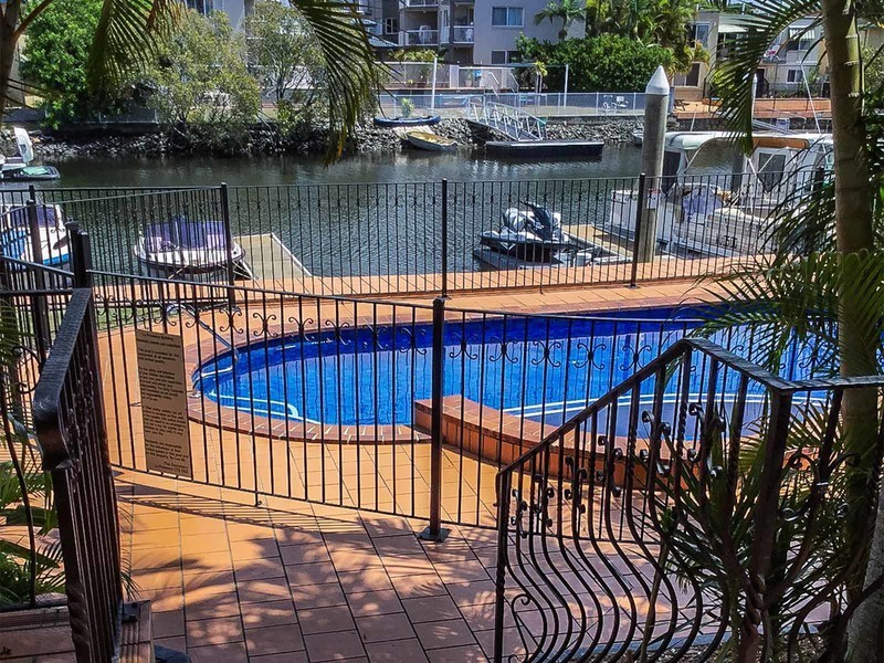 4/12 Canal Avenue, Runaway Bay QLD 4216