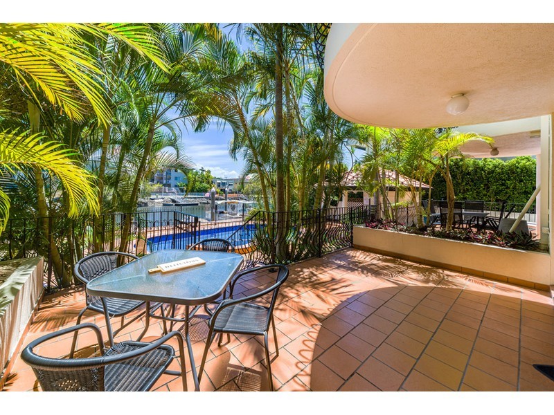 4/12 Canal Avenue, Runaway Bay QLD 4216
