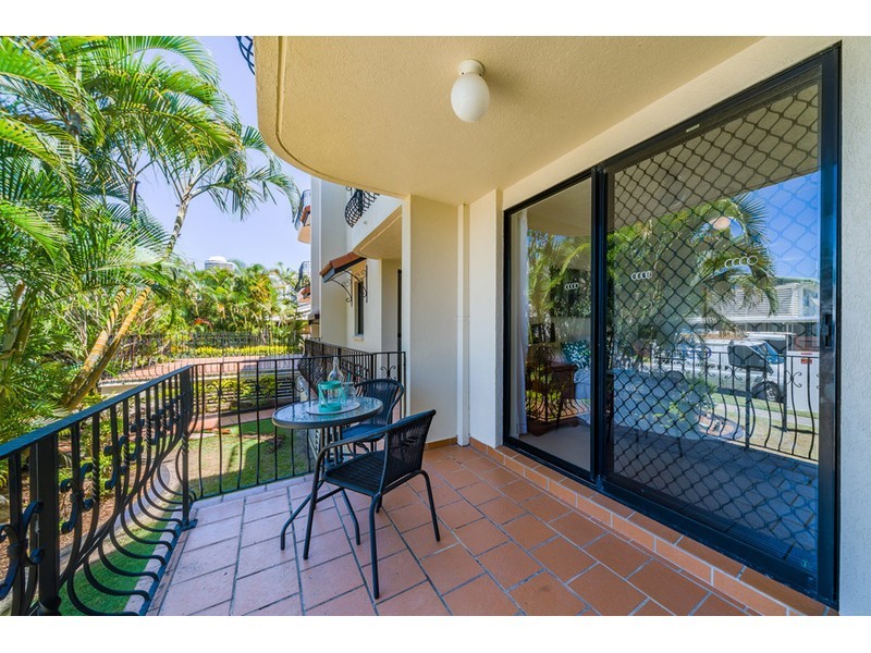 4/12 Canal Avenue, Runaway Bay QLD 4216