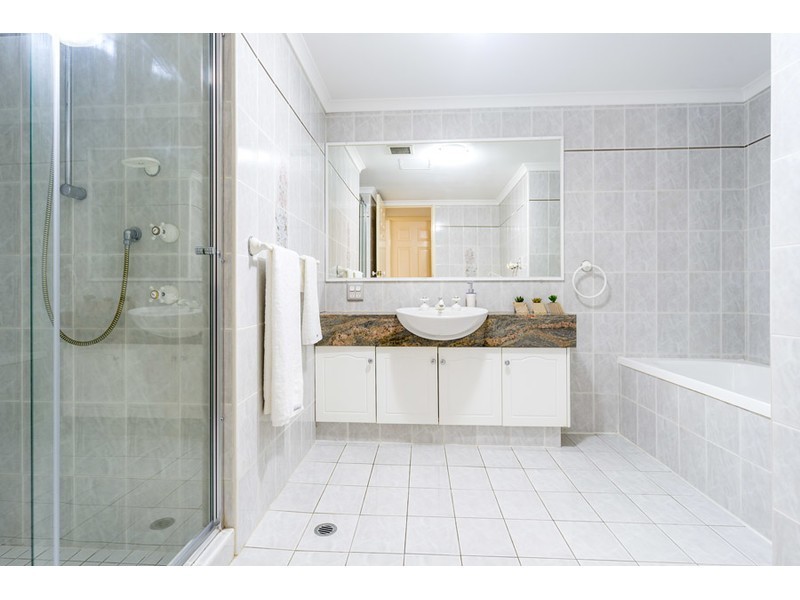 4/12 Canal Avenue, Runaway Bay QLD 4216
