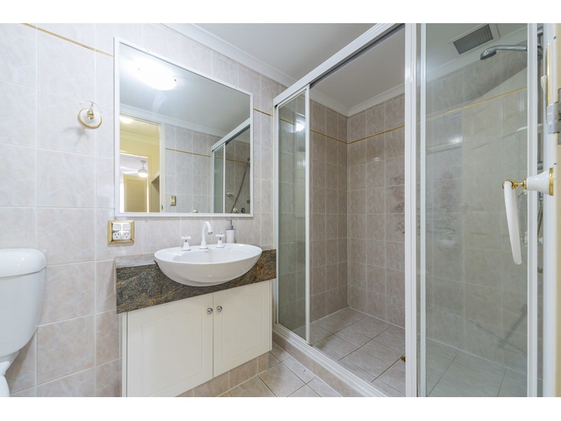 4/12 Canal Avenue, Runaway Bay QLD 4216