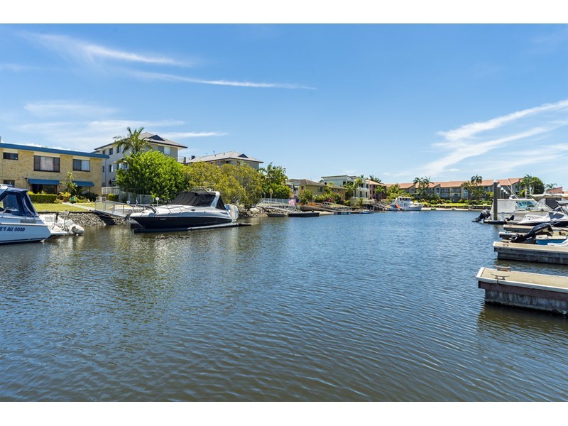 4/12 Canal Avenue, Runaway Bay QLD 4216