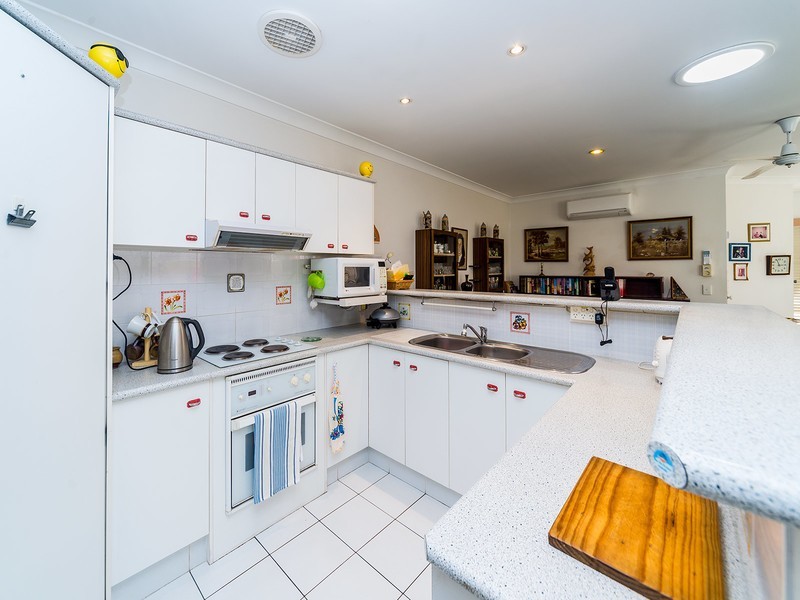 1/215 Bayview Street, Runaway Bay QLD 4216