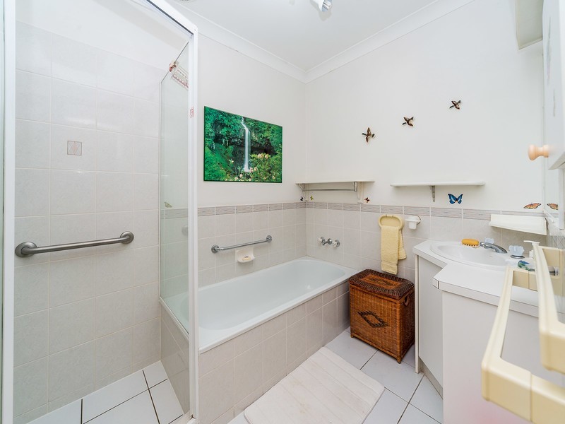 1/215 Bayview Street, Runaway Bay QLD 4216