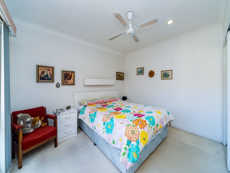 1/215 Bayview Street, Runaway Bay QLD 4216