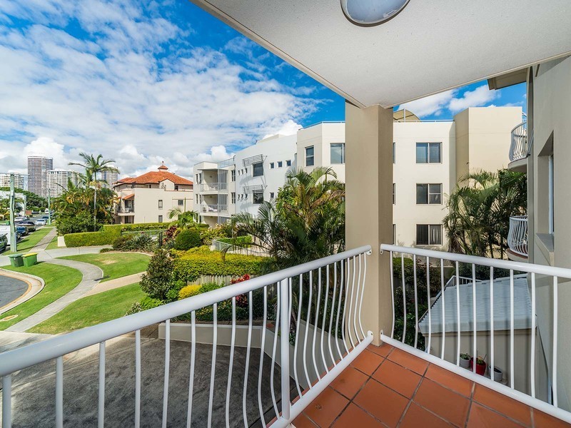 9/20 Canal Avenue, Runaway Bay QLD 4216