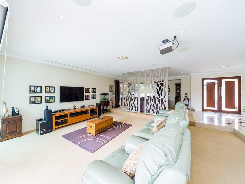 95 Pebble Beach Drive, Runaway Bay QLD 4216