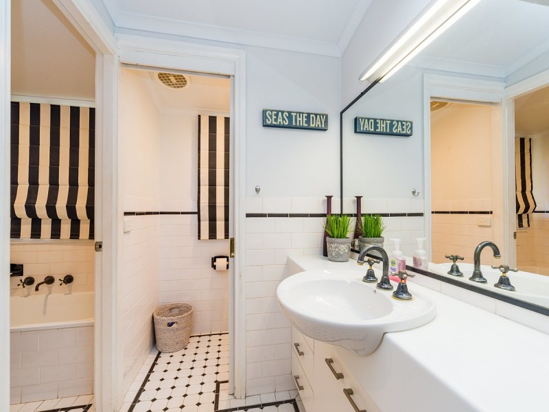 32 Crescent Avenue, Hope Island QLD 4212