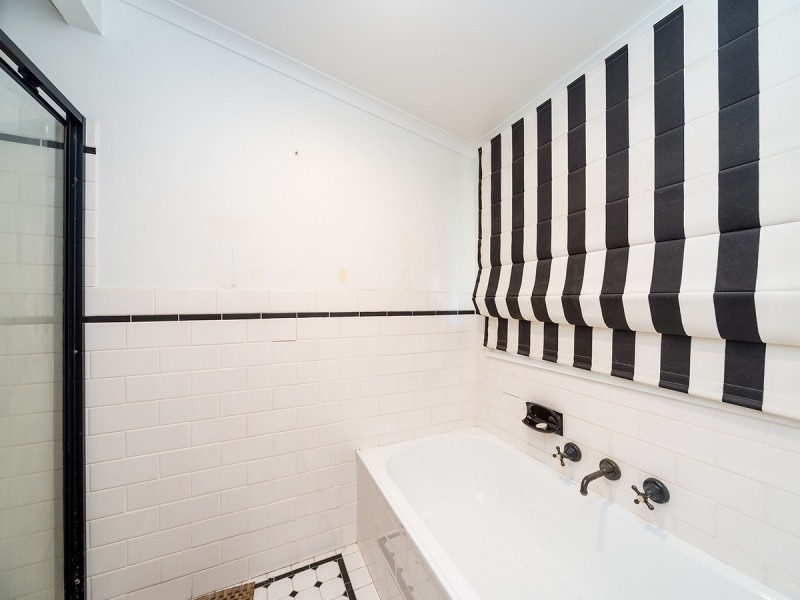 32 Crescent Avenue, Hope Island QLD 4212