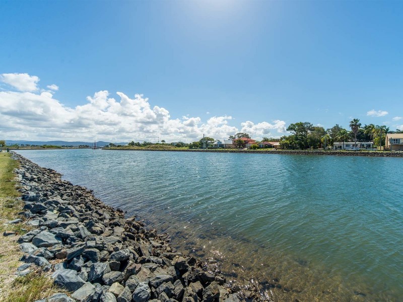 32 Crescent Avenue, Hope Island QLD 4212