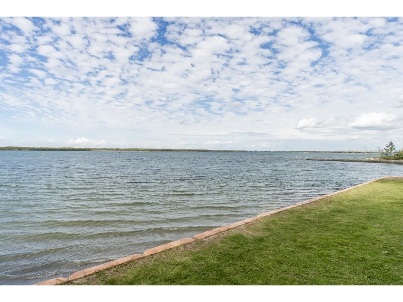 17 Runaway Bay Avenue, Runaway Bay QLD 4216