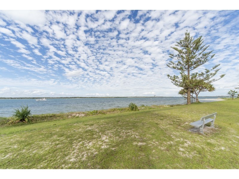17 Runaway Bay Avenue, Runaway Bay QLD 4216