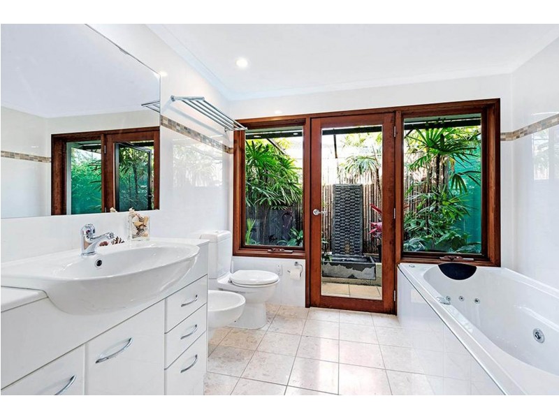 9 Pimaga Place, Runaway Bay QLD 4216