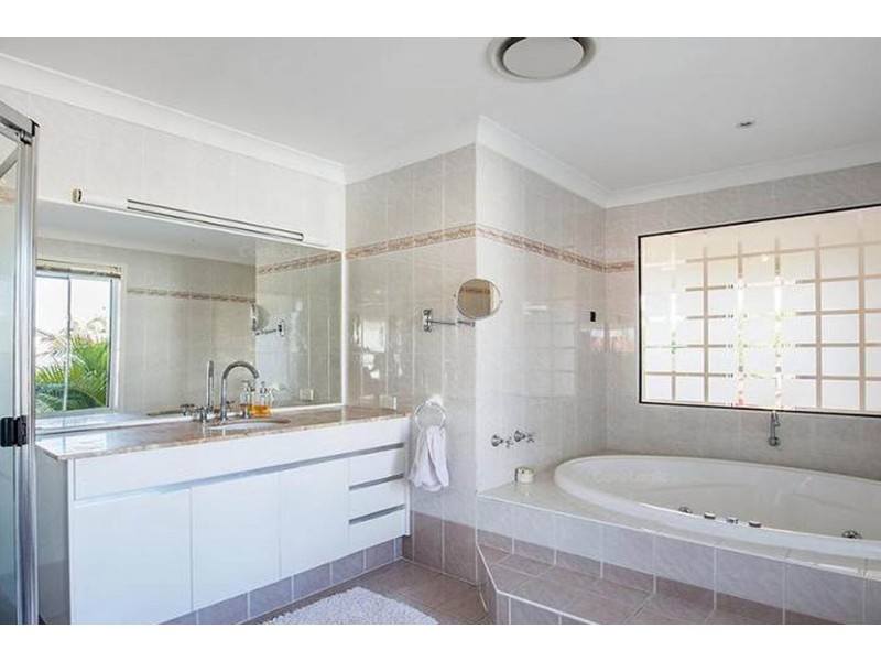 9 Folkstone Place, Runaway Bay QLD 4216