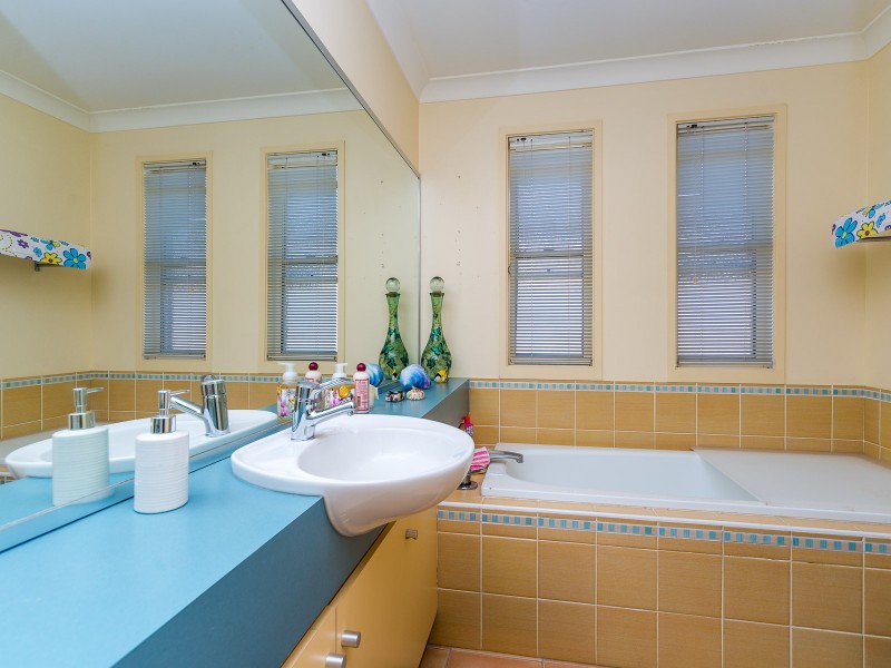 1/21 Runaway Bay Avenue, Runaway Bay QLD 4216