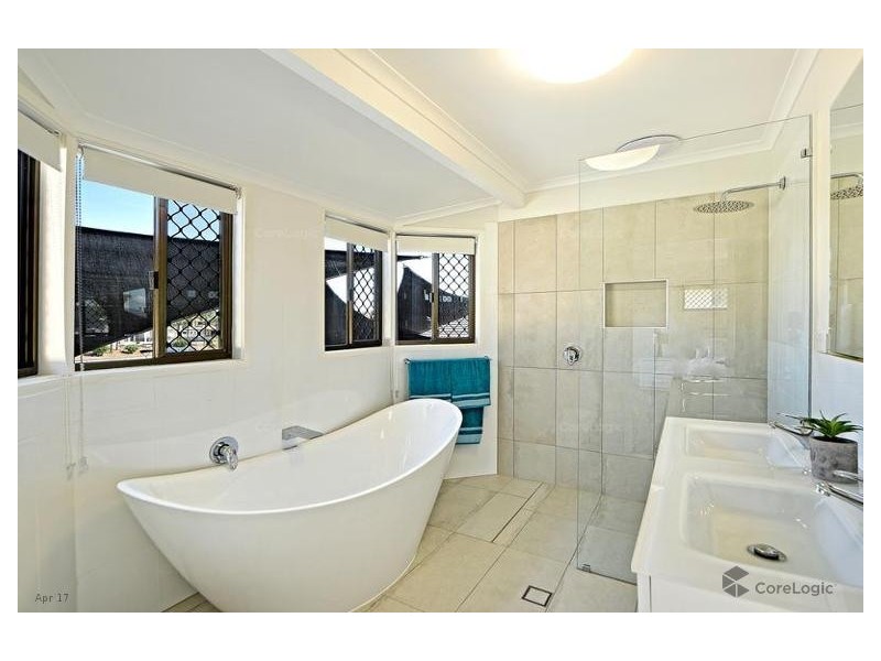 112 Pebble Beach Drive, Runaway Bay QLD 4216