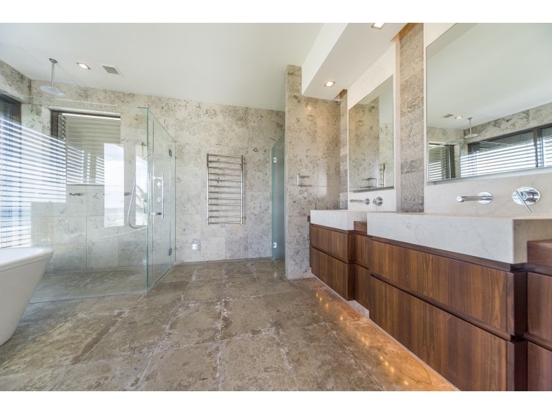 103-105 Hedges Avenue, Mermaid Beach QLD 4218