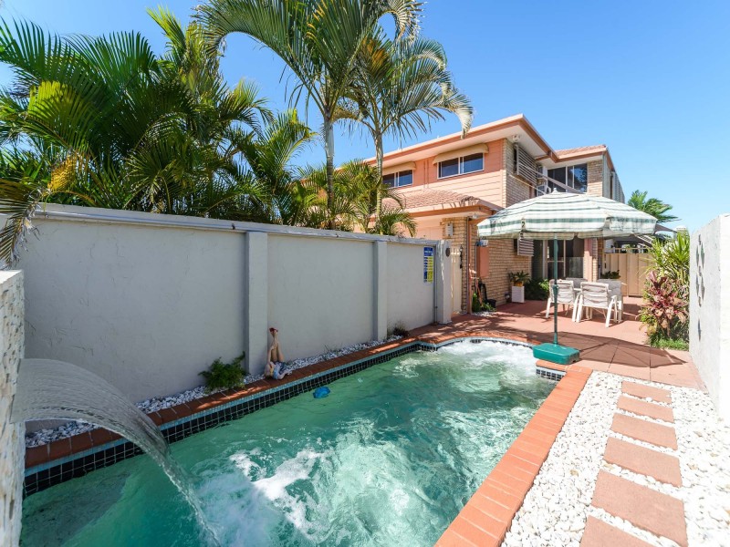 2/8 Markham Avenue, Runaway Bay QLD 4216