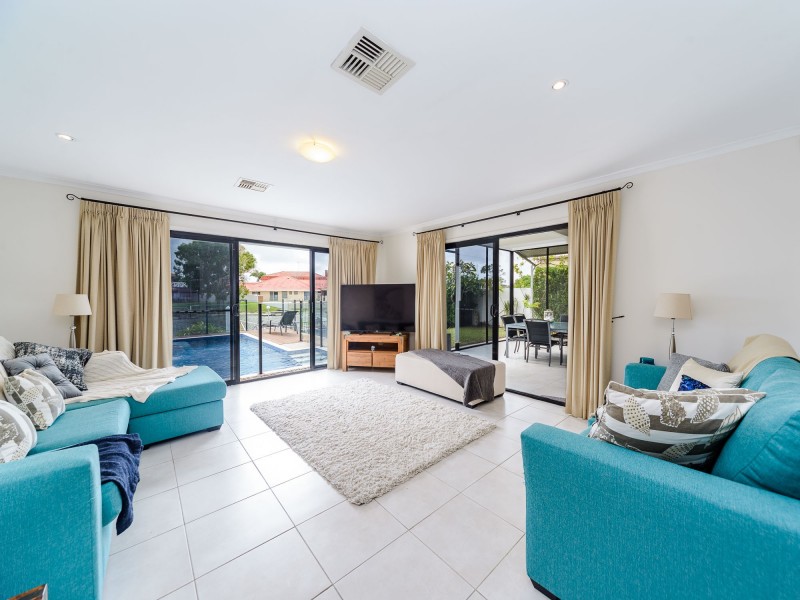 9 Dobell Avenue, Paradise Point QLD 4216