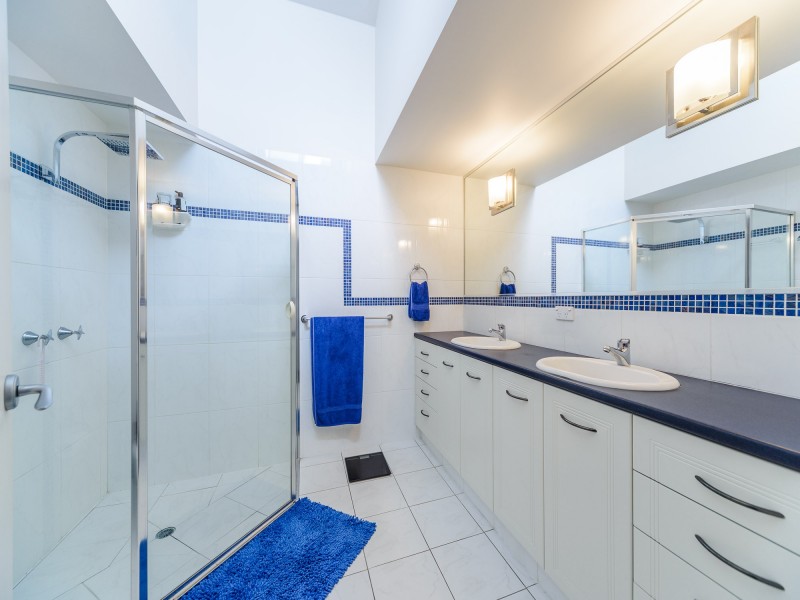 9 Dobell Avenue, Paradise Point QLD 4216