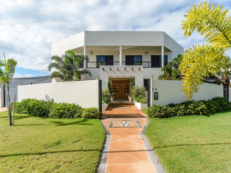 7 Wau Avenue, Runaway Bay QLD 4216