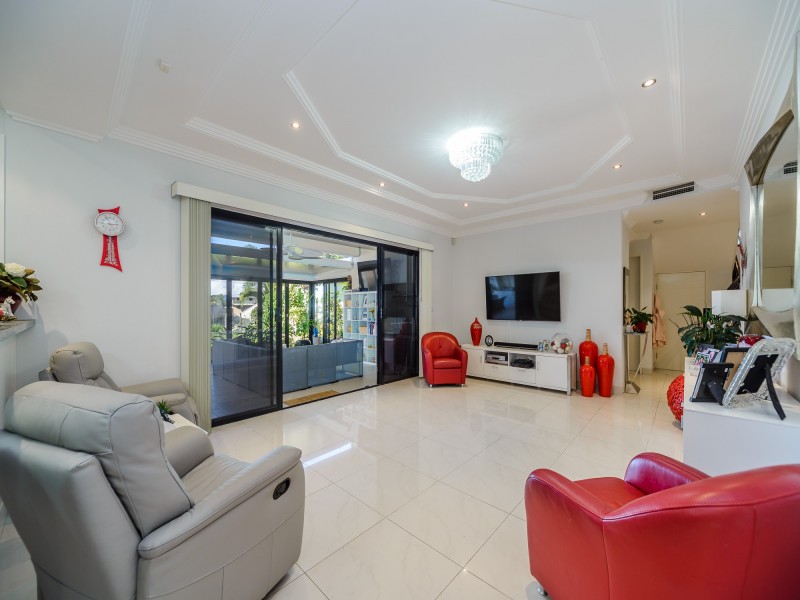 7 Wau Avenue, Runaway Bay QLD 4216