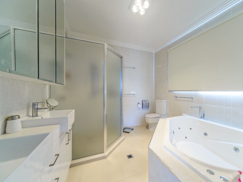 7 Wau Avenue, Runaway Bay QLD 4216