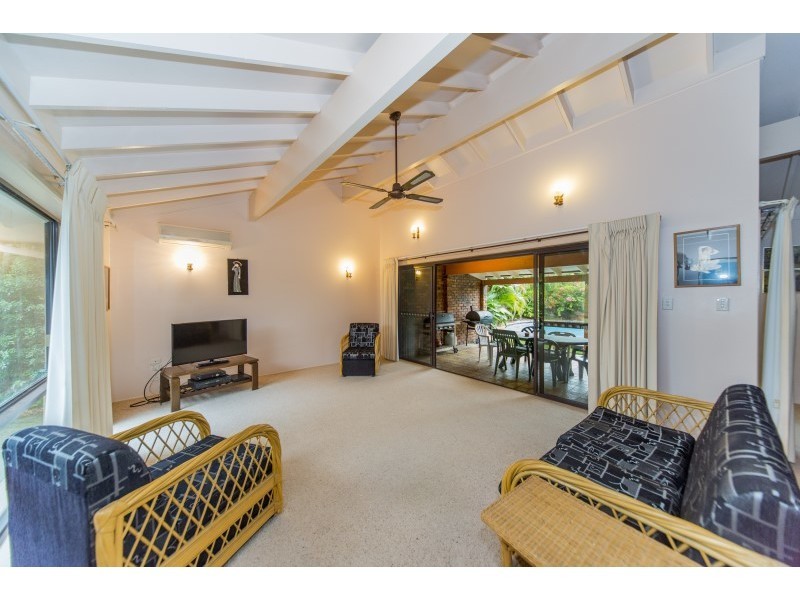 33 Runaway Bay Avenue, Runaway Bay QLD 4216