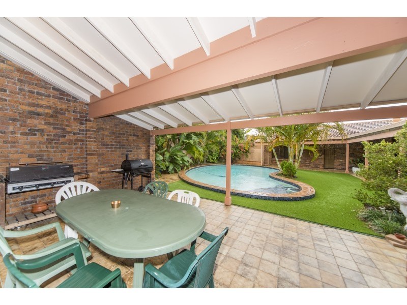 33 Runaway Bay Avenue, Runaway Bay QLD 4216