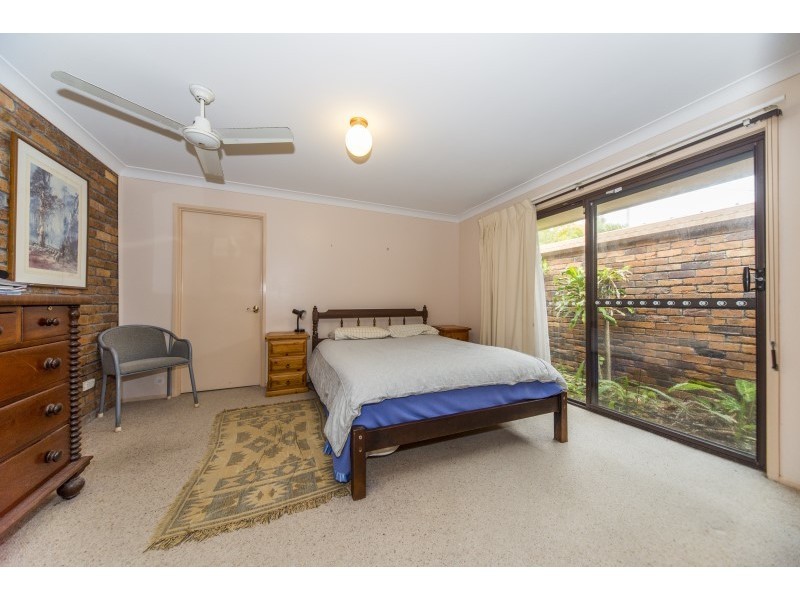 33 Runaway Bay Avenue, Runaway Bay QLD 4216