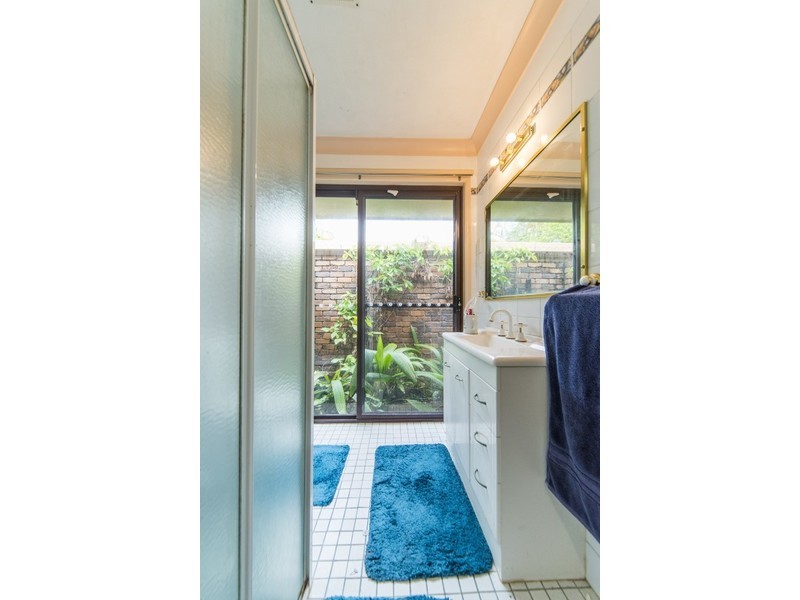 33 Runaway Bay Avenue, Runaway Bay QLD 4216