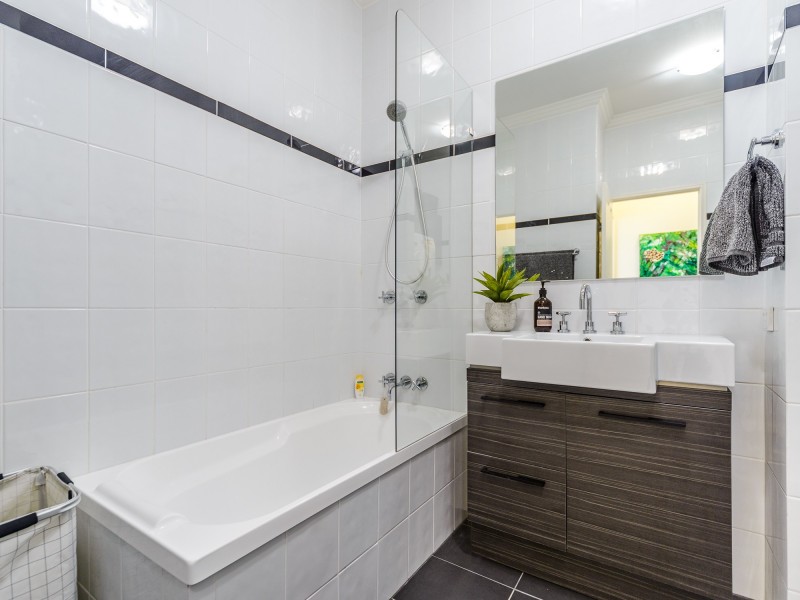 20/82-86 Limetree Parade, Runaway Bay QLD 4216