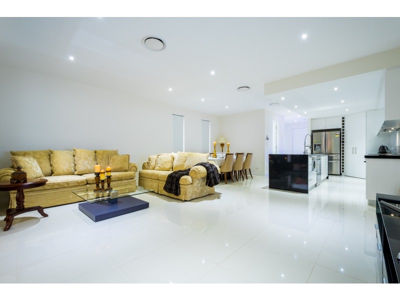 25A Milton Avenue, Paradise Point QLD 4216